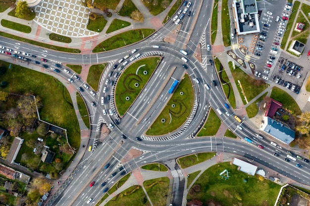 Veduta aerea dello svincolo stradale o dell'intersezione autostradale Rete di svincolo di trasporto presa da drone