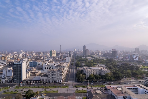 Veduta aerea di Avenida Arequipa e Avenida 28 de Julio a Lima in Perù