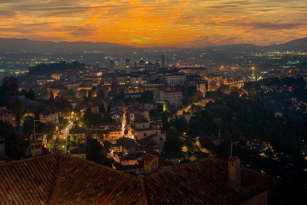 Veduta aerea di Bergamo al tramonto