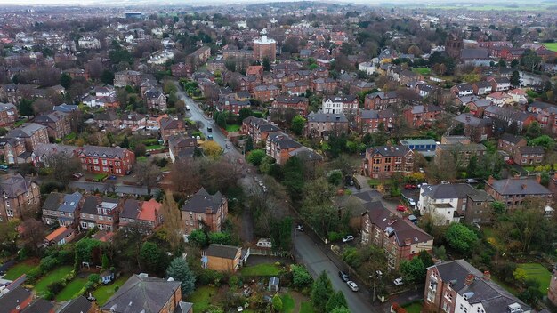 Veduta aerea di case e strade suburbane a Birkenhead nel Regno Unito