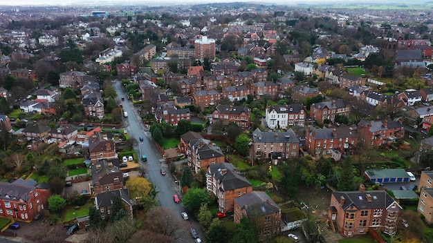 Veduta aerea di case e strade suburbane a Birkenhead nel Regno Unito