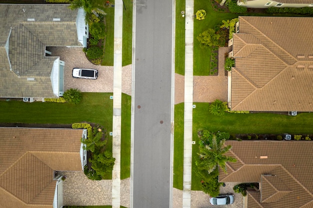 Veduta aerea di case unifamiliari ben posizionate nell'area suburbana chiusa della Florida Sviluppo immobiliare nei sobborghi americani