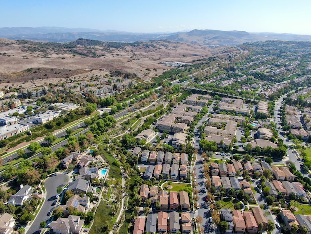 Veduta aerea di comunità residenziali e condominiali private a Orange County California USA