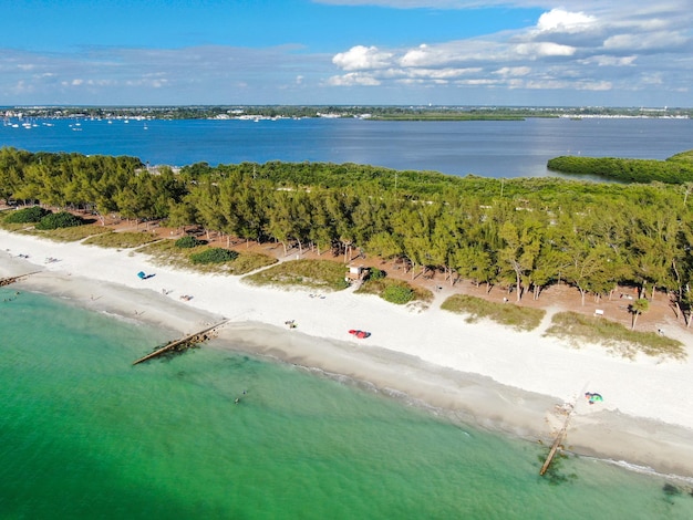 Veduta aerea di Coquina Beach con spiaggia di sabbia bianca e la strada principale Anna Maria Island Florida USA