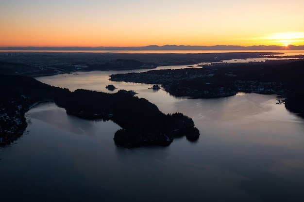 Veduta aerea di Deep Cove durante un tramonto vibrante