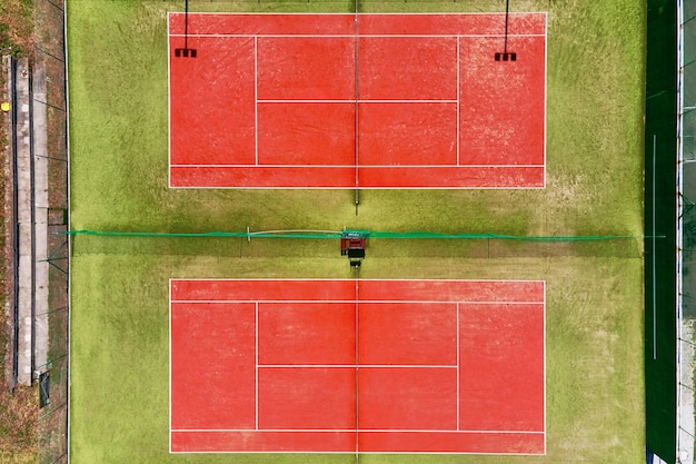 Veduta aerea di due campi da tennis