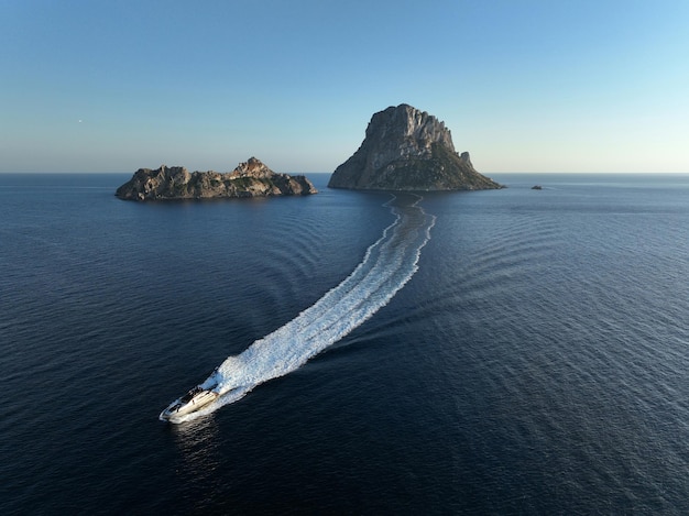 Veduta aerea di Es Vedra e di uno yacht che naviga sul mare