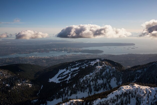 Veduta aerea di Grouse Mountain e Vancouver Downtown City BC Canada