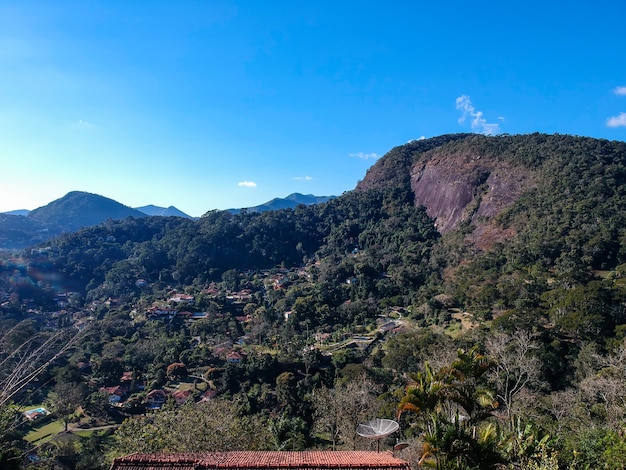 Veduta aerea di Itaipava, PetrÃƒÂ³polis. Montagne con cielo blu e alcune nuvole intorno a PetrÃƒÂ³polis, regione montuosa di Rio de Janeiro, Brasile. Foto del drone. Giorno soleggiato.