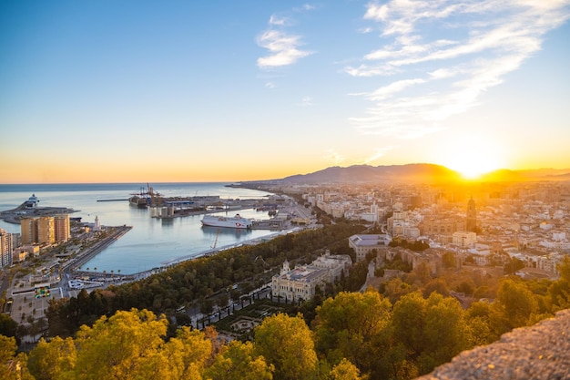 Veduta aerea di Malaga presa dal castello di Gibralfaro compreso il porto di Malaga Andalusia Spagna