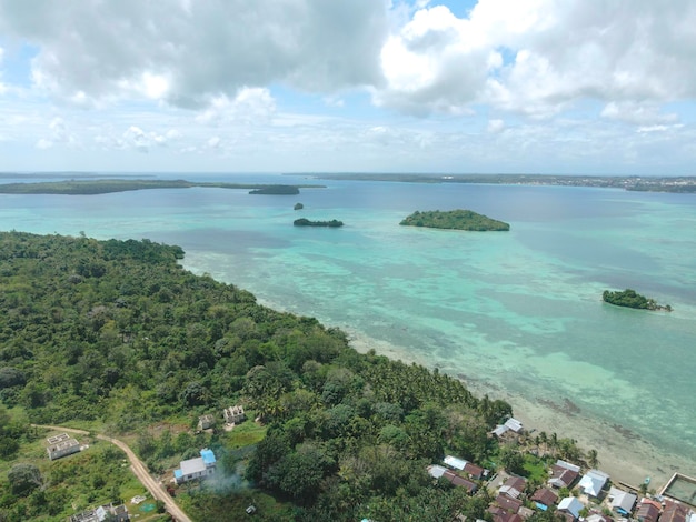 Veduta aerea di molte piccole isole di Maluku, Indonesia