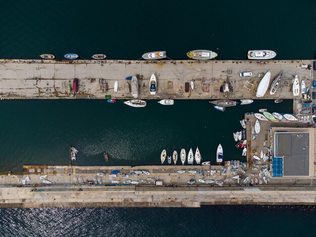 Veduta aerea di molti yacht e barche ormeggiate nel porto turistico