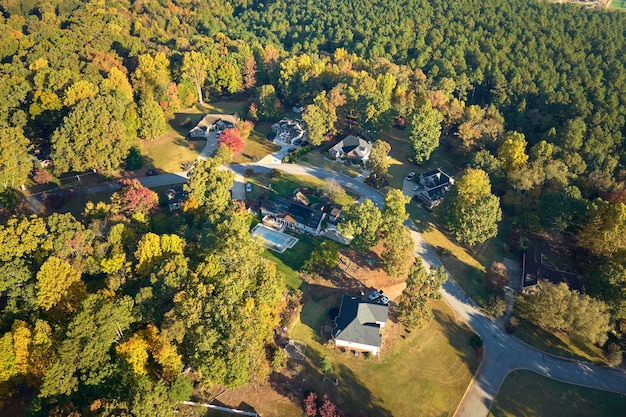 Veduta aerea di nuove case familiari tra alberi gialli nell'area suburbana della Carolina del Sud nella stagione autunnale Sviluppo immobiliare nella periferia americana