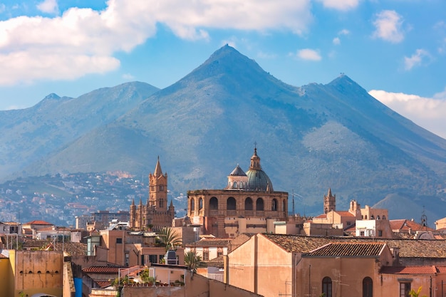 Veduta aerea di Palermo con la cattedrale di Palermo al tramonto Sicilia Italia