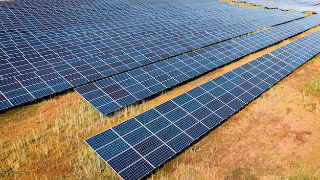 Veduta aerea di pannelli solari fotovoltaici in primavera
