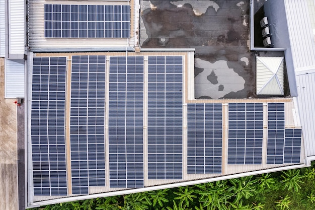 Veduta aerea di pannelli solari fotovoltaici o celle solari installati sul tetto dell'edificio della fabbrica