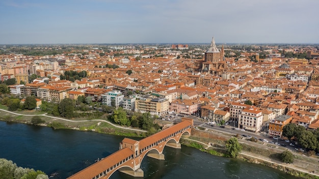 Veduta aerea di Pavia. È una città vecchia a sud di Milano in Lombardia