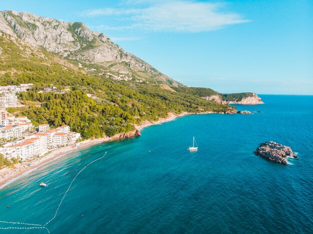 Veduta aerea di persone che prendono il sole in riva al mare in serata