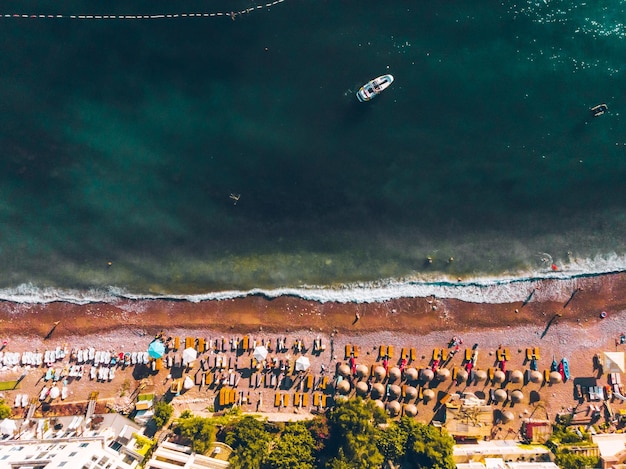 Veduta aerea di persone che prendono il sole in riva al mare in serata