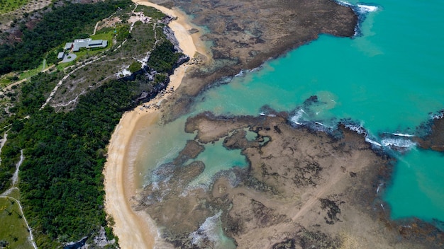 Veduta aerea di Praia do Espelho Porto Seguro Bahia Brasile Piscine naturali nelle scogliere del mare e nell'acqua verdastra