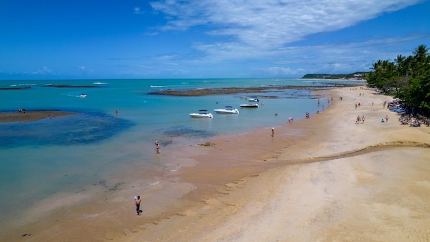 Veduta aerea di Praia do Espelho Porto Seguro Bahia Brasile Piscine naturali nelle scogliere del mare e nell'acqua verdastra