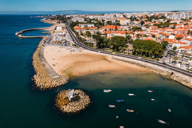 Veduta aerea di Praia Velha che significa Old Beach nella baia di Paco de Arcos nella regione di Oerias Lisbona Portogallo