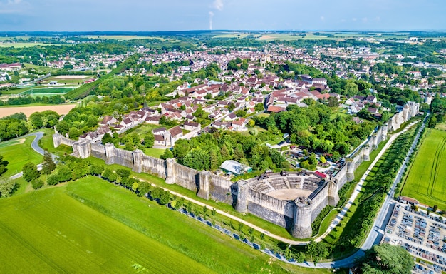 Veduta aerea di Provins, una città di fiere medievali e un sito. Il dipartimento di Seine-et-Marne in Francia