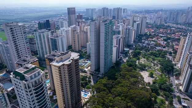 Veduta aerea di Sao Jose dos Campos Sao Paulo Brasile Ulisse Guimaraes Square con edifici residenziali in background