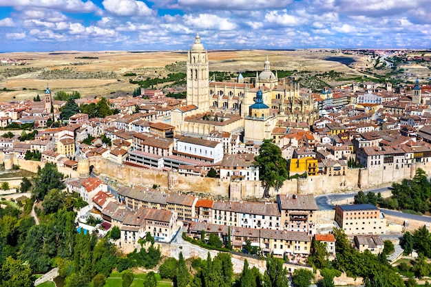 Veduta aerea di Segovia con la Cattedrale in Spagna