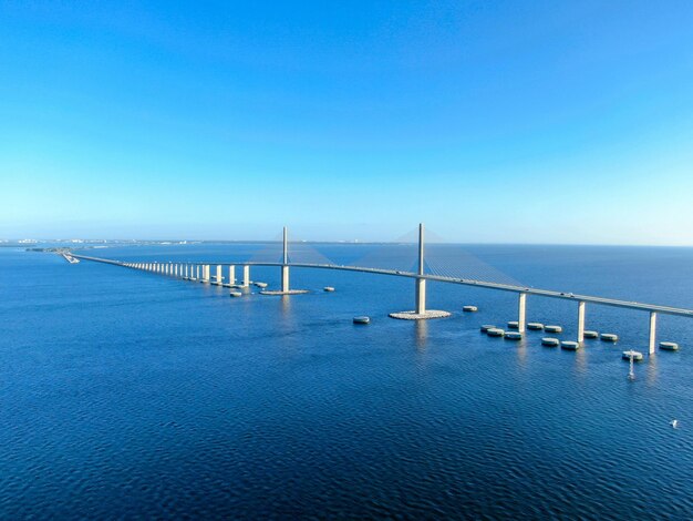 Veduta aerea di Sunshine Skyway Tampa Bay Florida USA Grande ponte sospeso in cavo d'acciaio