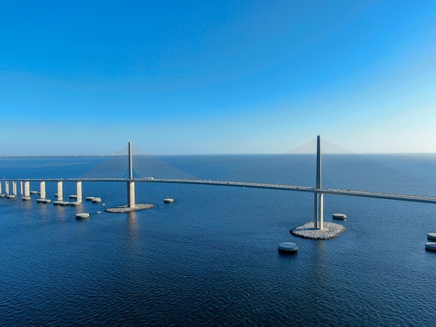 Veduta aerea di Sunshine Skyway Tampa Bay Florida USA Grande ponte sospeso in cavo d'acciaio