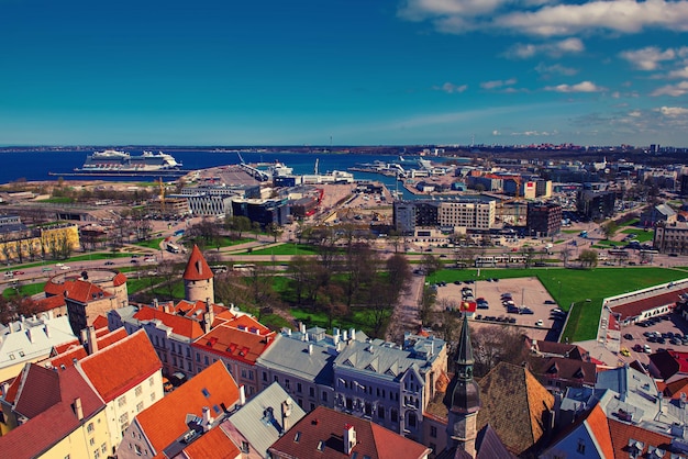 Veduta aerea di Tallinn, la capitale dell'Estonia, con nuvole di cielo blu e tetti rossi