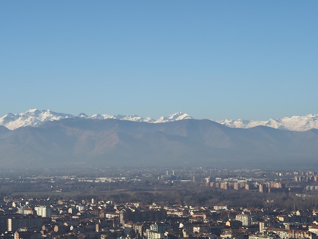 Veduta aerea di Torino con le Alpi