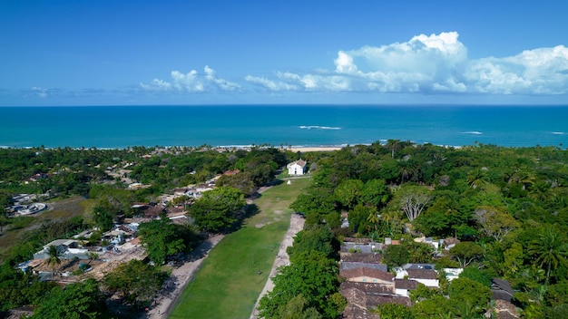 Veduta aerea di Trancoso Porto Seguro Bahia Brasile Piccola cappella nel centro storico di Trancoso chiamata Quadrado con il mare sullo sfondo