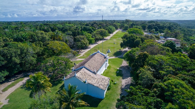 Veduta aerea di Trancoso Porto Seguro Bahia Brasile Piccola cappella nel centro storico di Trancoso chiamata Quadrado con il mare sullo sfondo