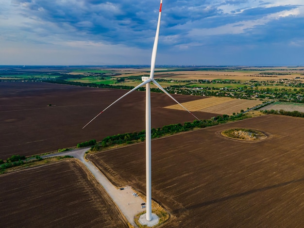 Veduta aerea di turbine ad aria in un campo di grano coltivato in posizione di arresto