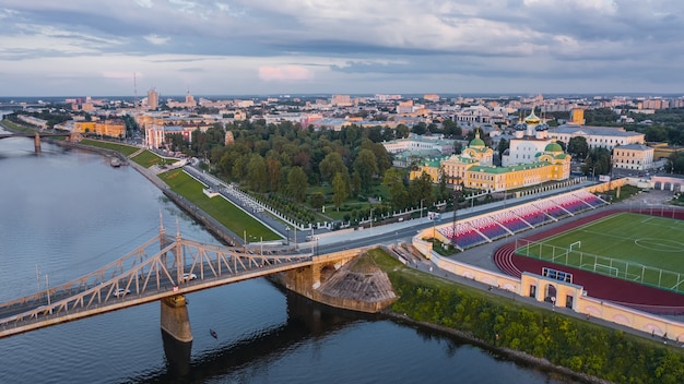 Veduta aerea di Tver'. È una città russa a nord-ovest di Mosca, alla confluenza dei fiumi Volga e Tvertsa