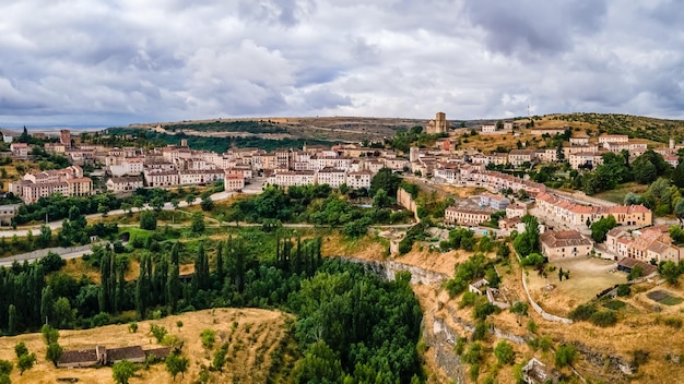 Veduta aerea di un borgo medievale costruito sul fianco delle colline Sepulveda Spagna