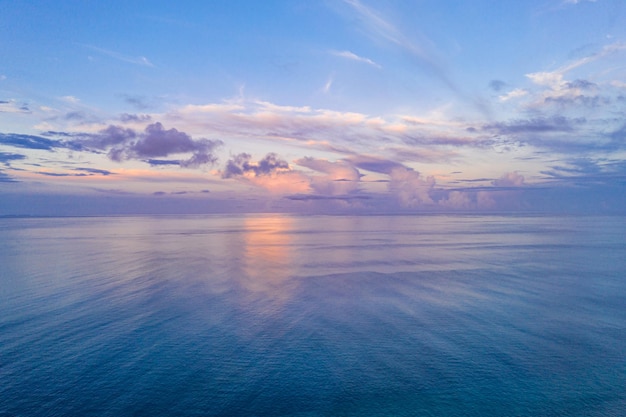 Veduta aerea di un cielo al tramonto, sogno, orizzonte del mare, riflessione Aerea drammatica cielo al tramonto d'oro nuvole