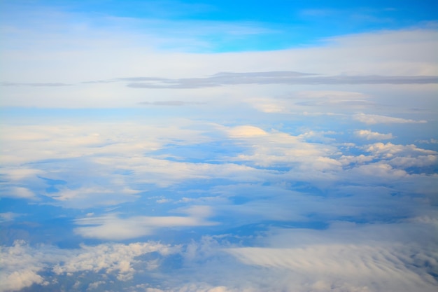 Veduta aerea di un cielo blu con nuvole bianche morbide