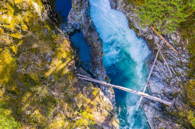 Veduta aerea di un fiume e di una cascata a Little Qualicum Falls Canada