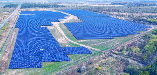 Veduta aerea di un impianto solare.