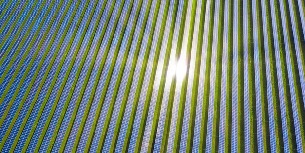 Veduta aerea di un impianto solare.