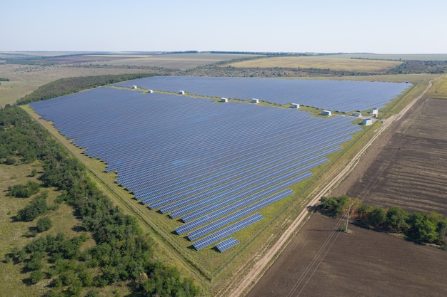 Veduta aerea di un impianto solare.