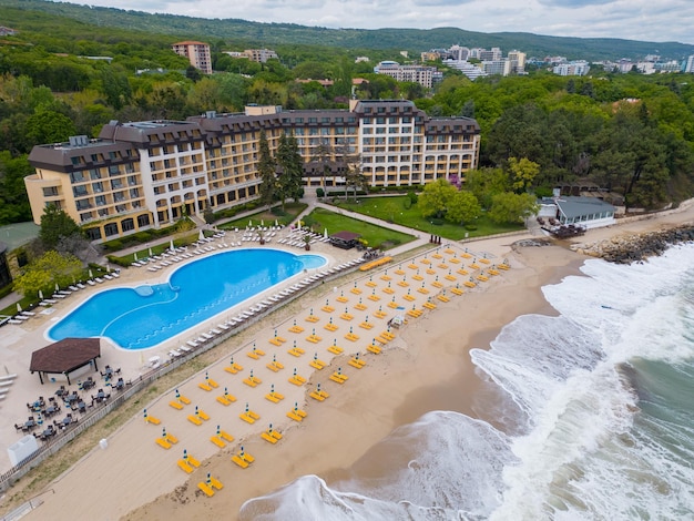 Veduta aerea di un lussuoso hotel con piscina fronte mare pronto ad accogliere gli ospiti ad inizio stagione