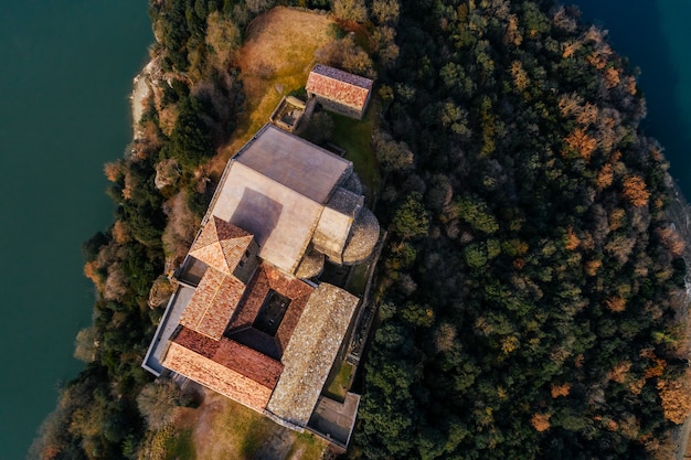 Veduta aerea di un monastero