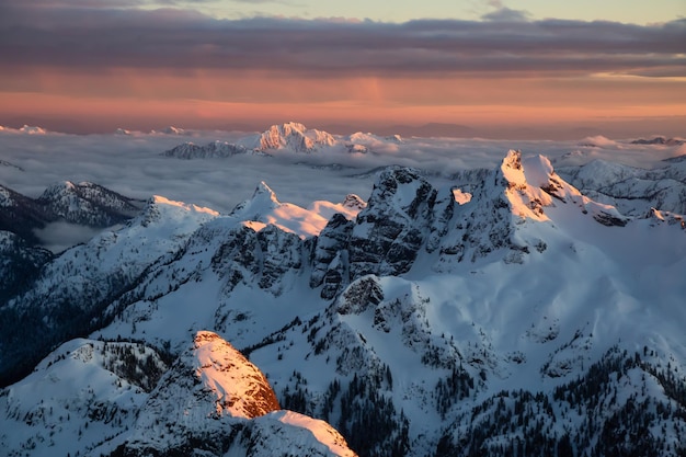 Veduta aerea di un paesaggio canadese durante un tramonto invernale sullo sfondo della natura