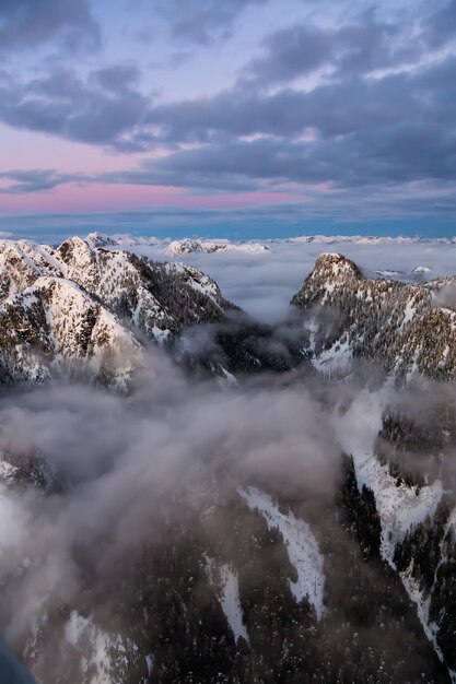 Veduta aerea di un paesaggio canadese durante un tramonto invernale sullo sfondo della natura