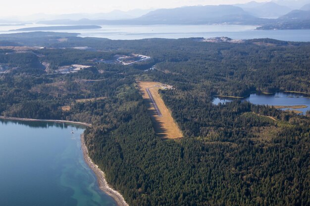 Veduta aerea di un piccolo aeroporto sull'isola di Texada