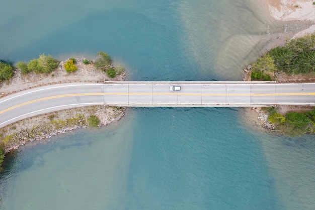 Veduta aerea di un ponte stradale su un lago nello stato di Washington USA